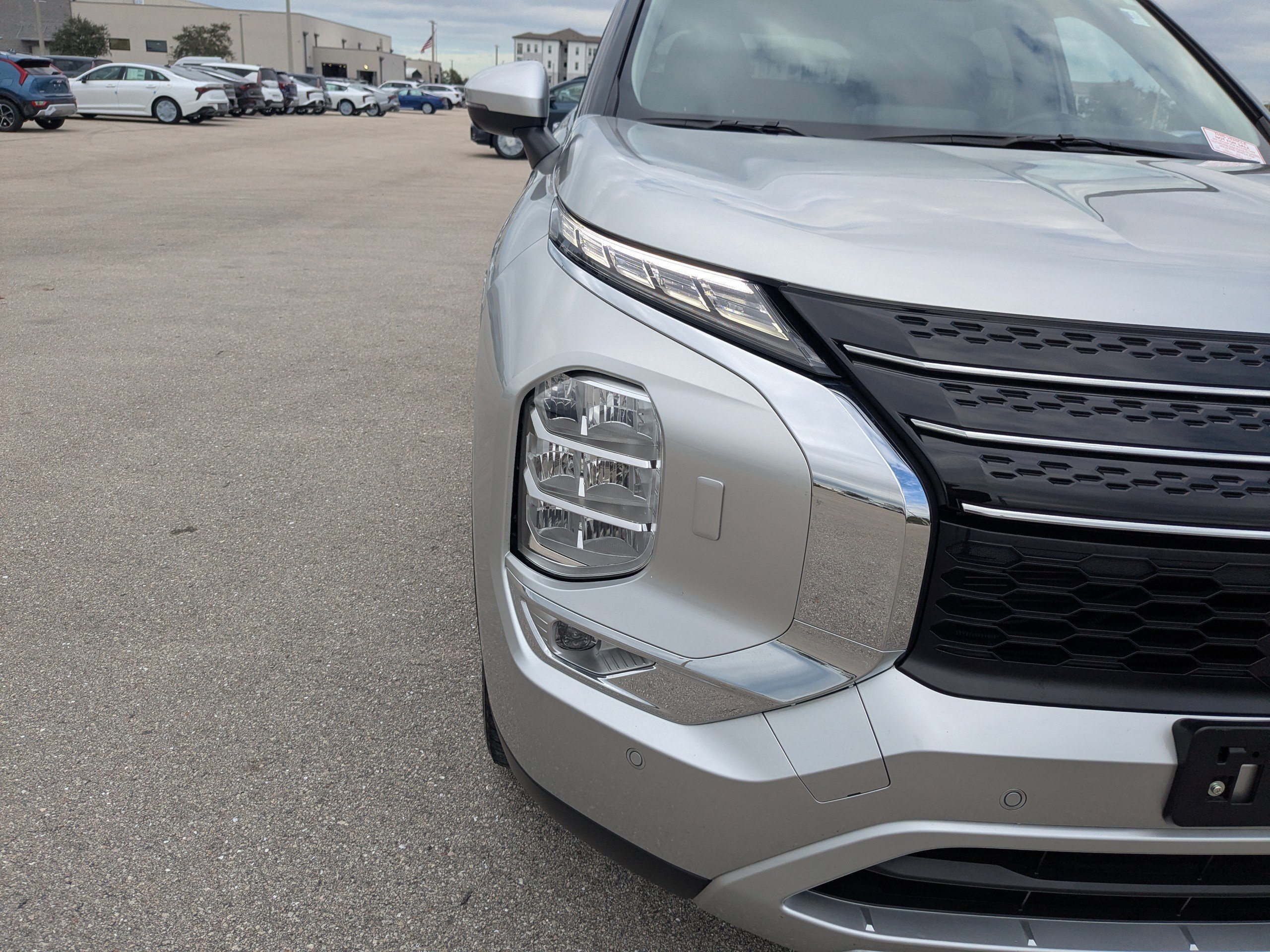 Used 2023 Mitsubishi Outlander SE image 12