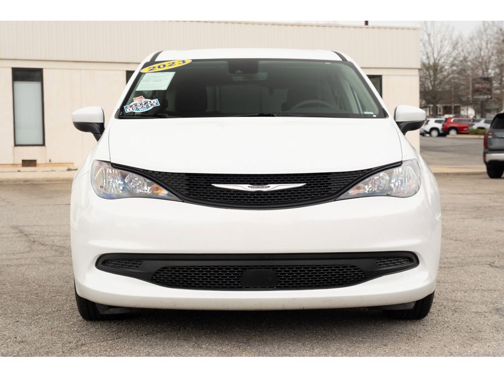 Used 2023 Chrysler Voyager LX image 3