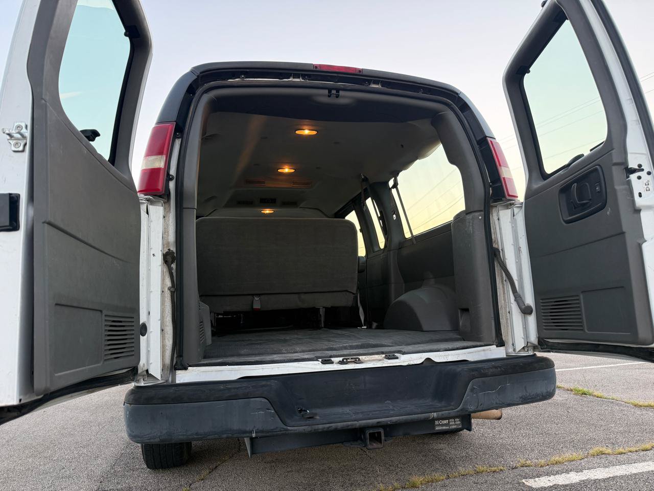 Used 2004 Chevrolet Express 1500 Passenger RWD image 19