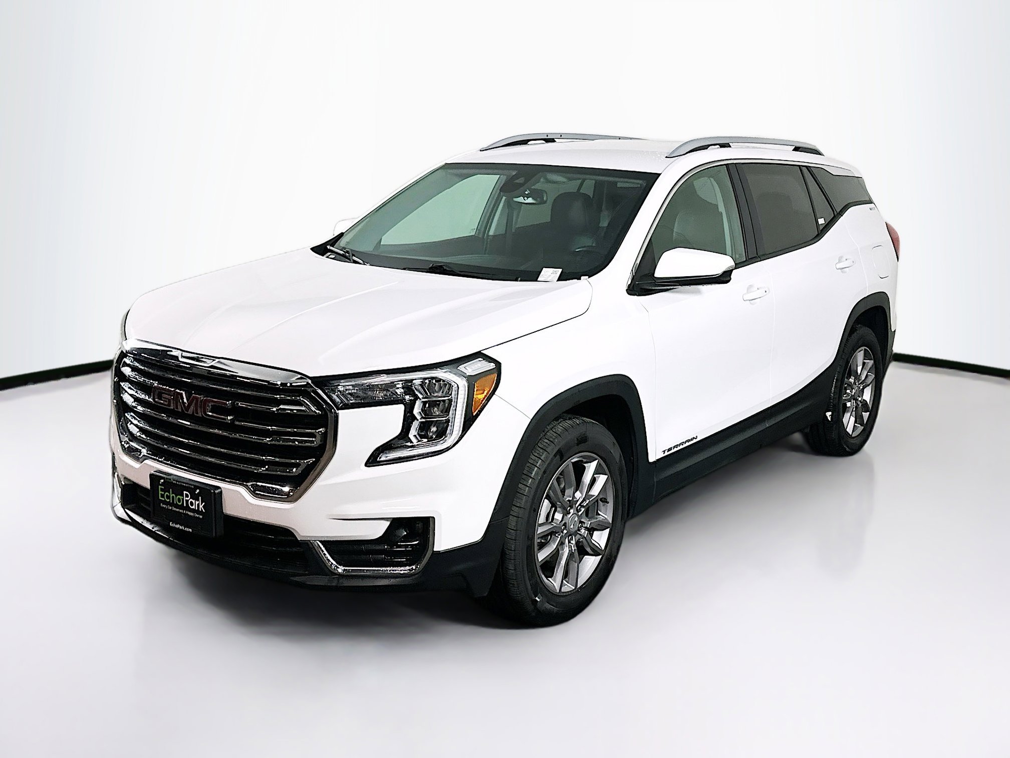 Used 2024 GMC Terrain SLT image 3