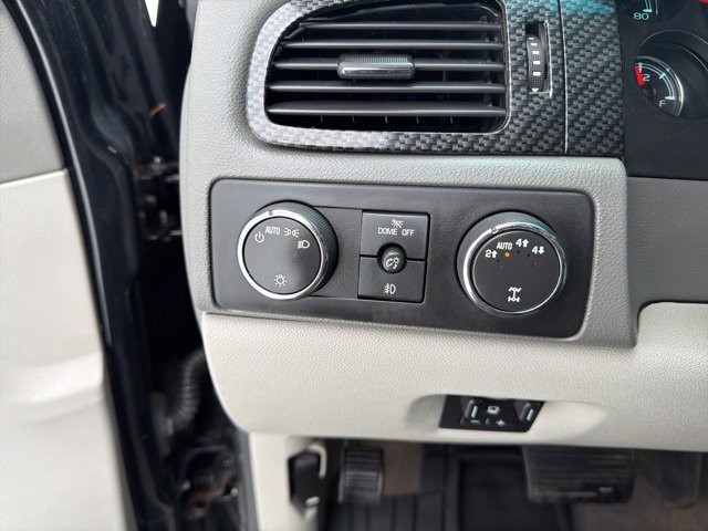 Used 2013 Chevrolet Avalanche LT image 22