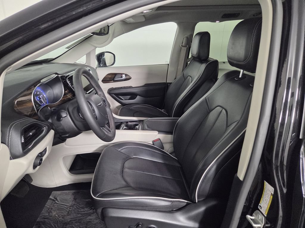 Used 2024 Chrysler Pacifica Limited w/ Trailer Tow Group FWD image 8