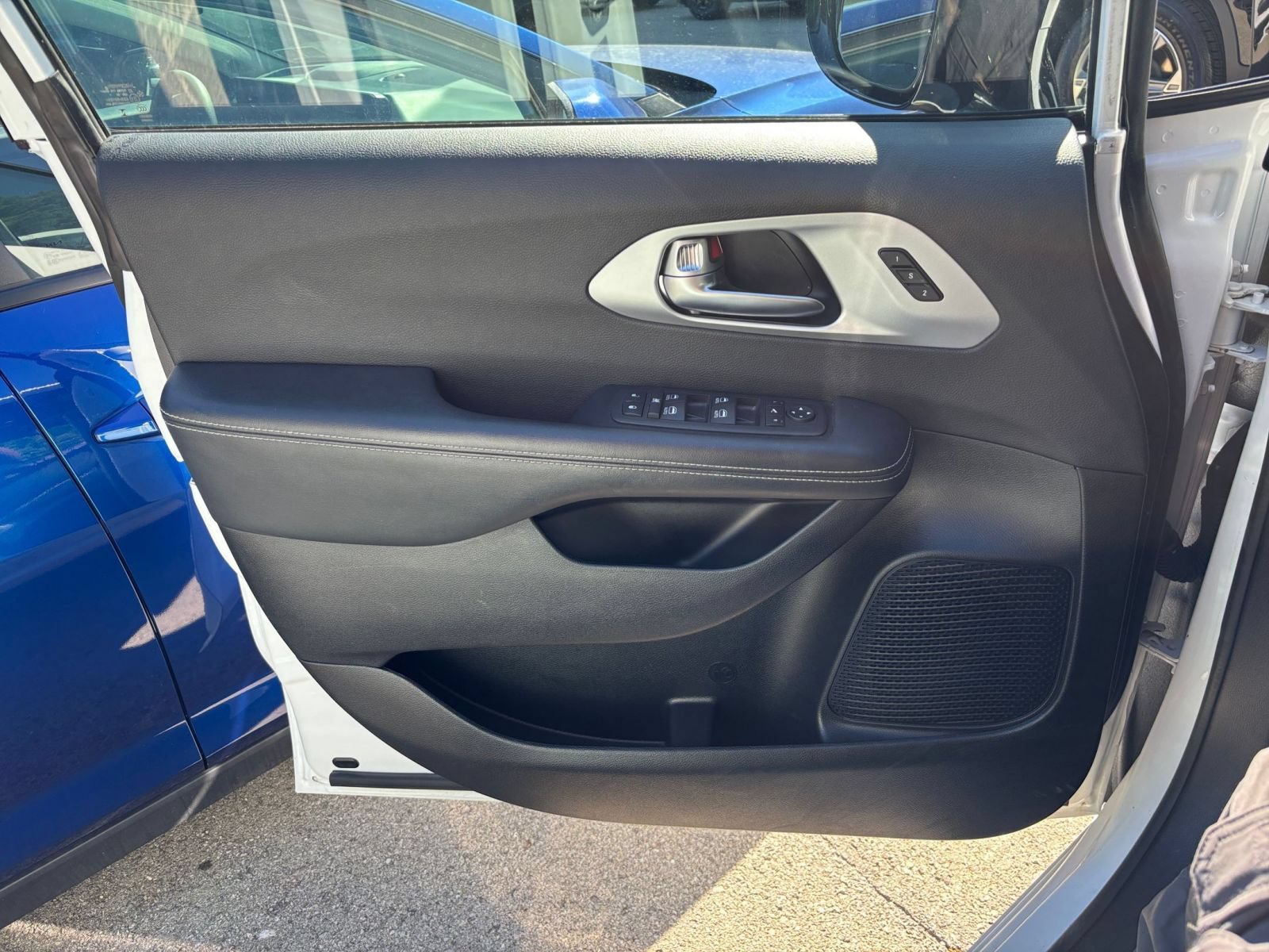 Used 2025 Chrysler Pacifica Limited FWD image 18