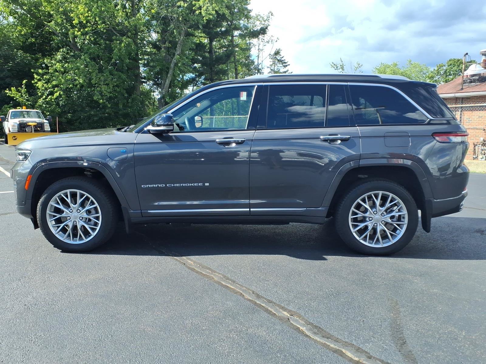 Used 2023 Jeep Grand Cherokee Summit w/ Luxury Tech Group V AWD/4WD image 9