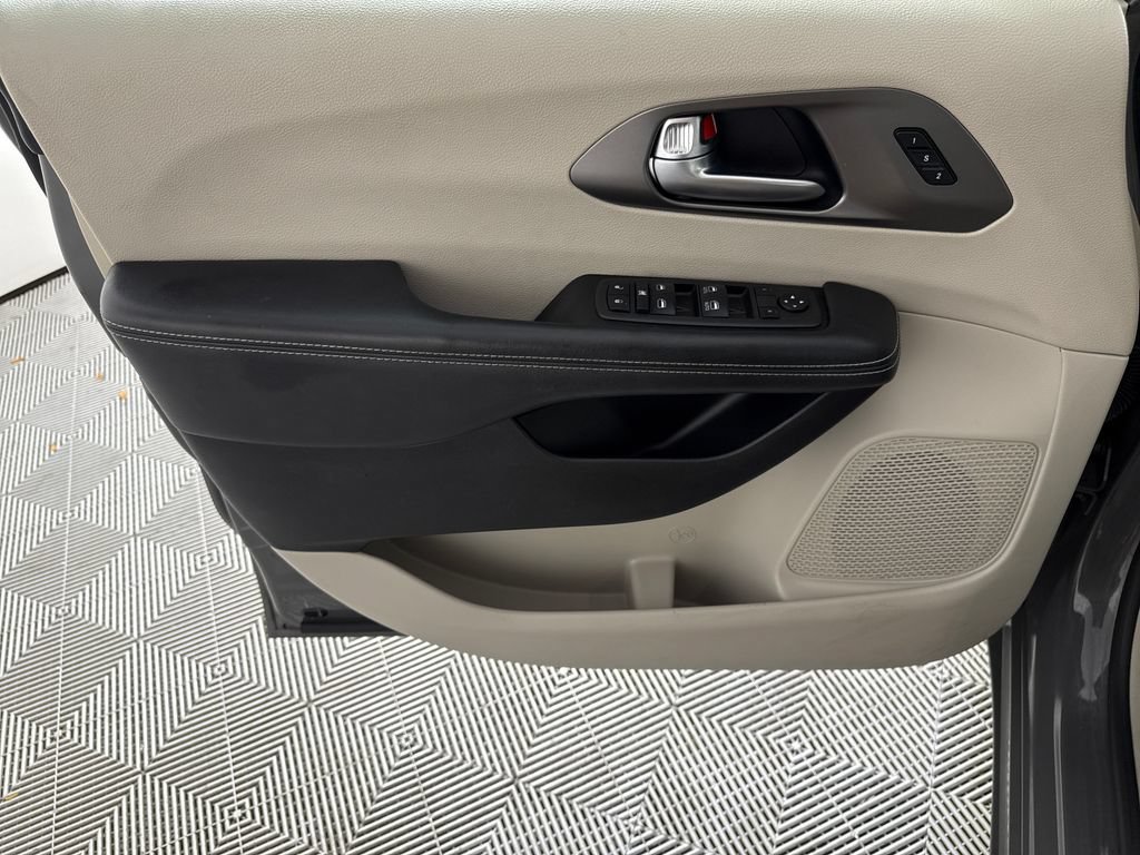 Used 2021 Chrysler Pacifica Touring-L FWD image 10