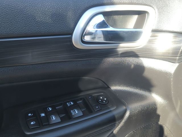 Used 2019 Jeep Grand Cherokee Altitude AWD/4WD image 13