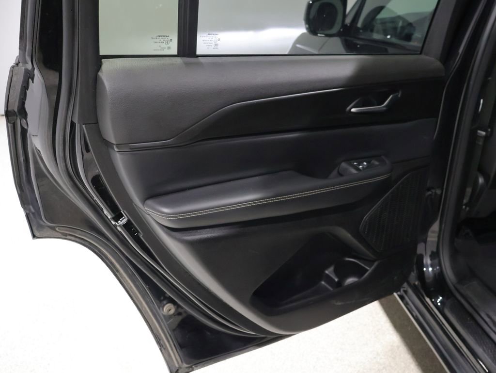 Used 2023 Jeep Grand Cherokee L Laredo image 19