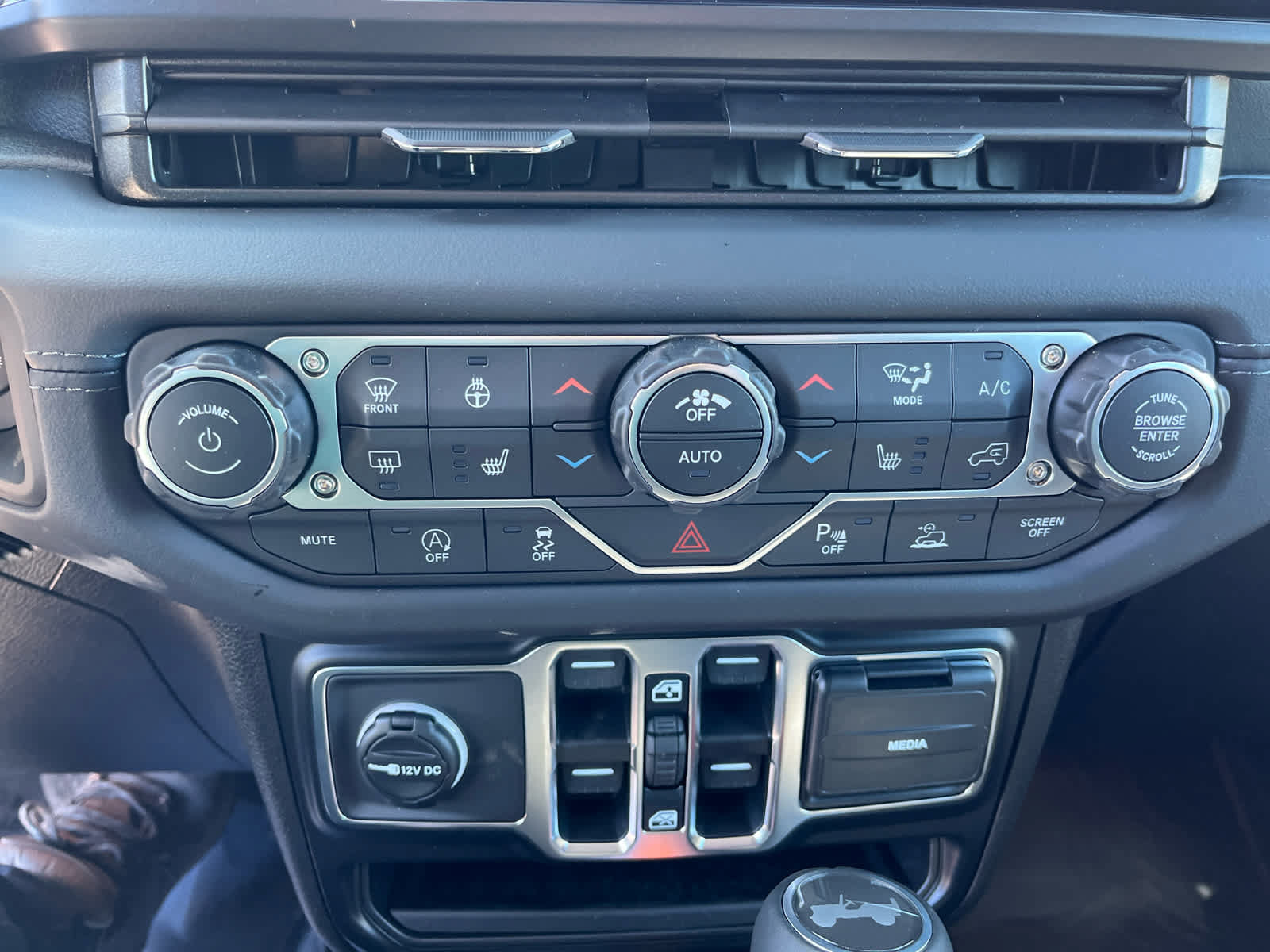 New 2026 Jeep Wrangler Unlimited Sahara AWD/4WD image 17