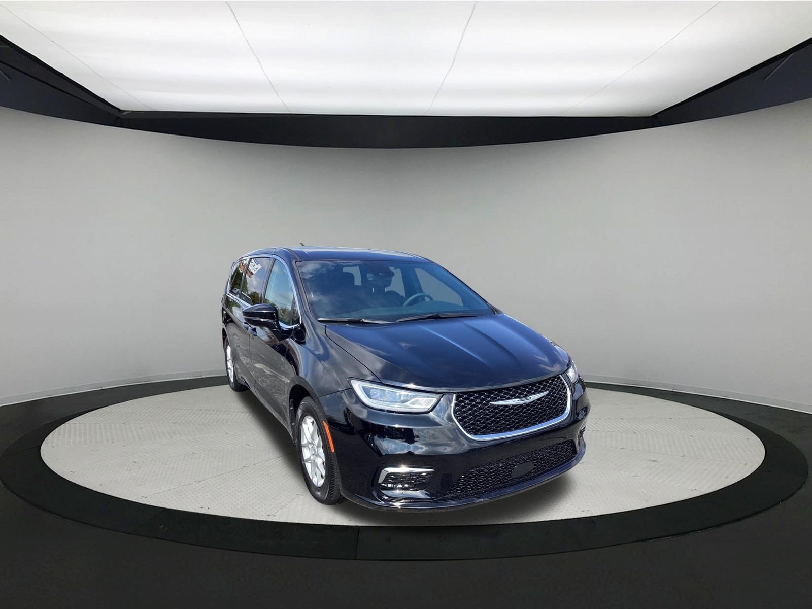 Used 2026 Chrysler Pacifica Select FWD image 2
