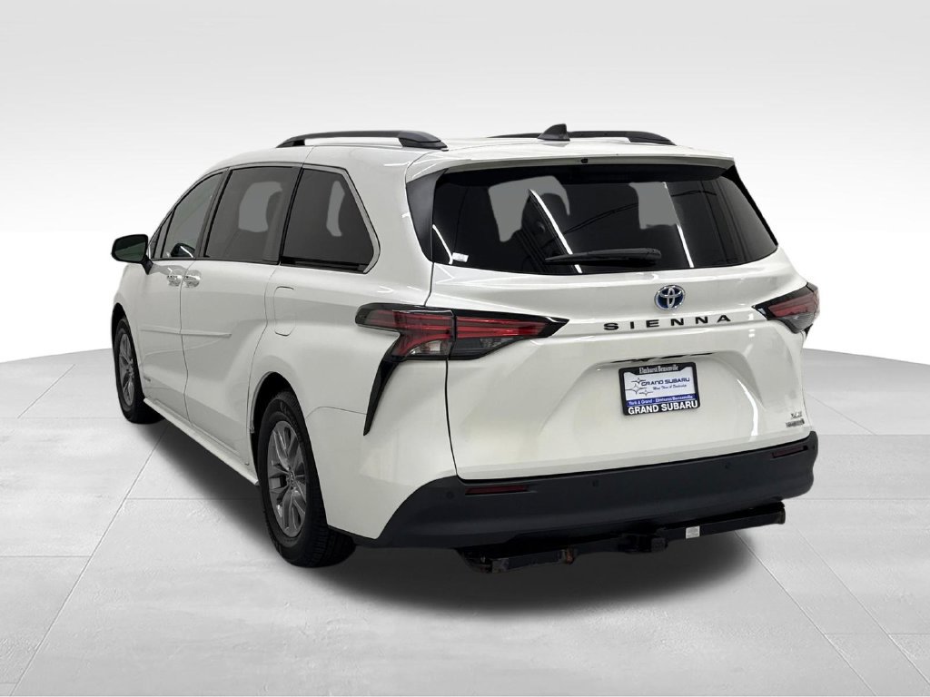 Used 2021 Toyota Sienna XLE w/ XLE Plus Package FWD image 4