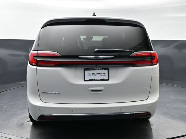 Used 2025 Chrysler Pacifica Select image 6