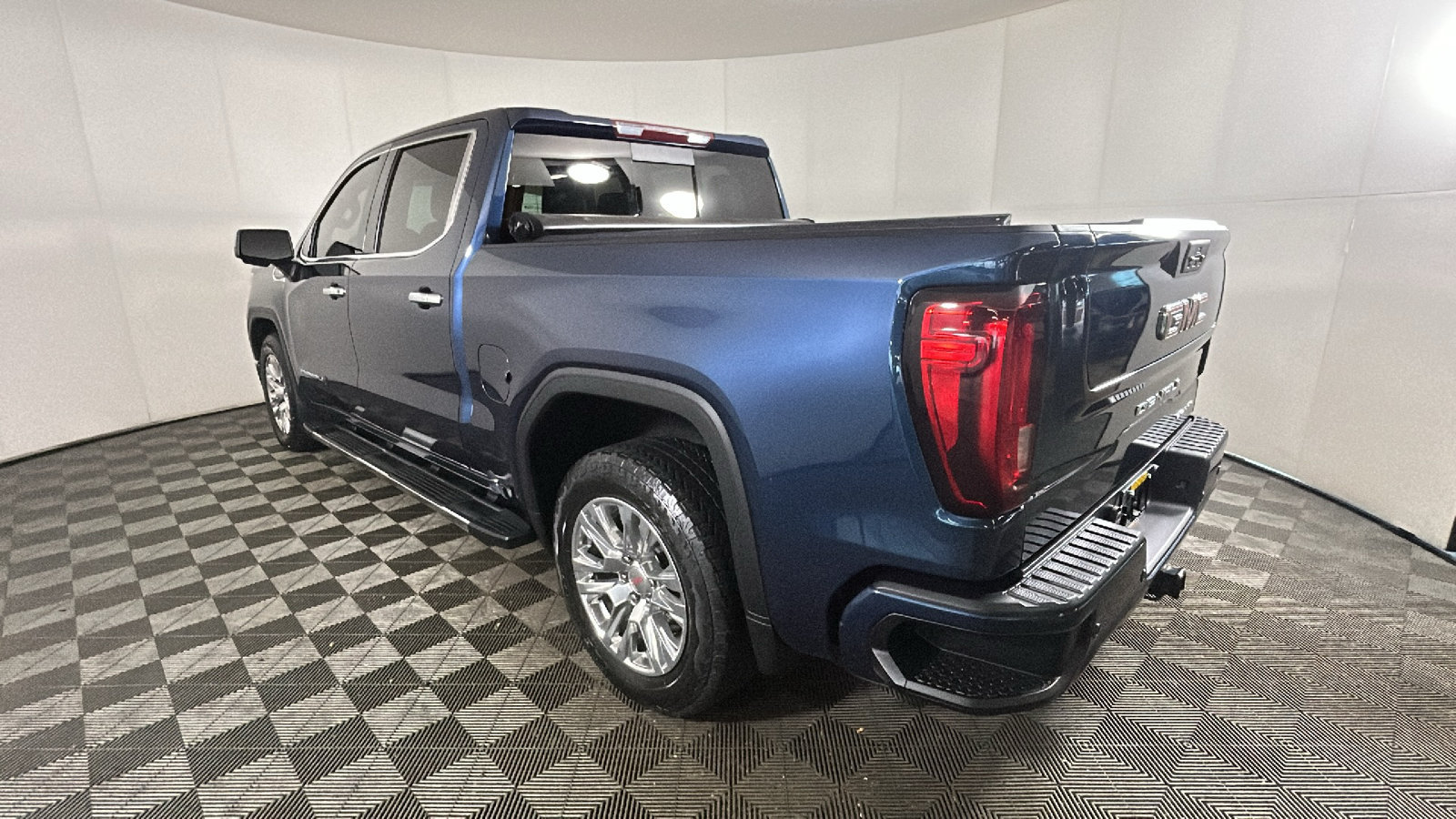 Used 2022 GMC Sierra 1500 Denali w/ Driver Alert Package II AWD/4WD image 5