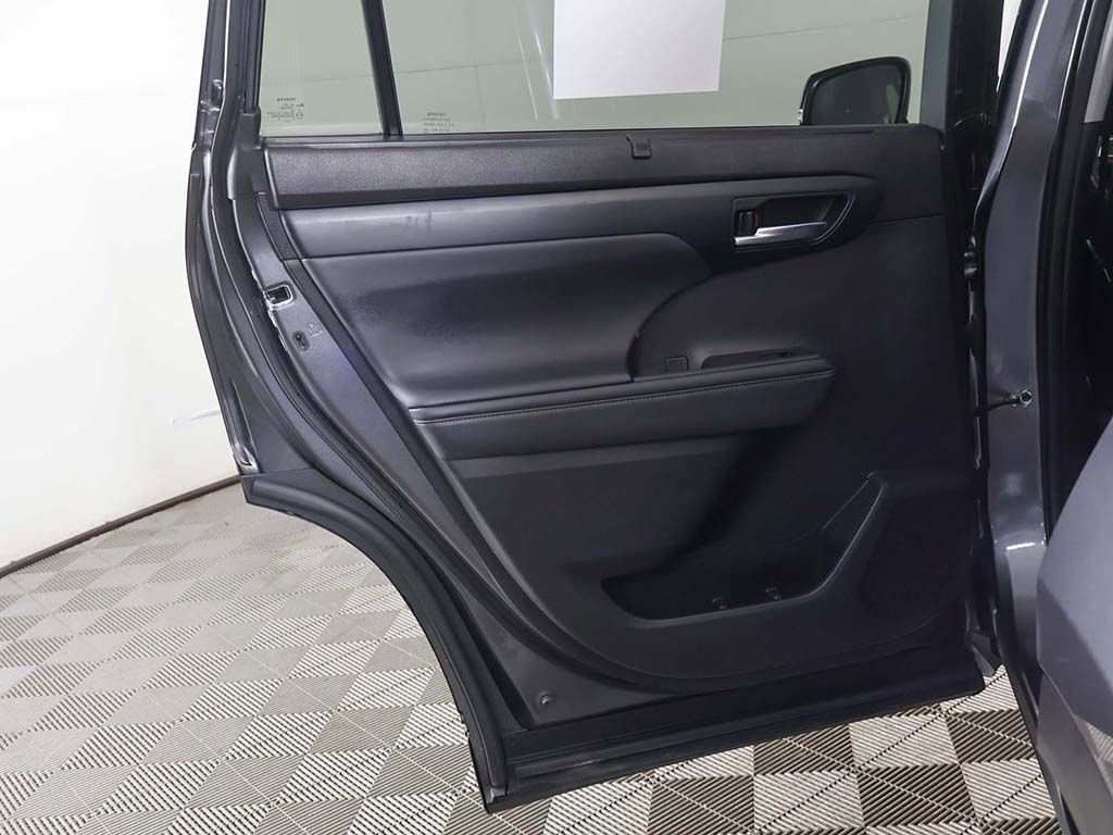 Used 2022 Toyota Highlander XLE image 26
