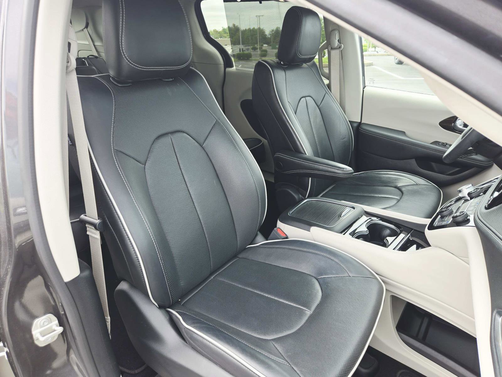 Used 2023 Chrysler Pacifica Limited FWD image 19