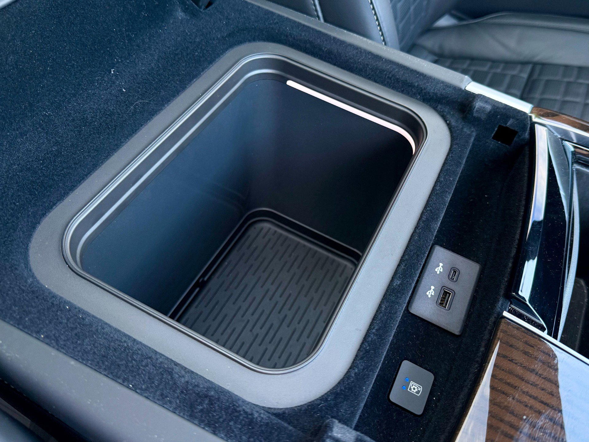 Used 2025 Cadillac Escalade Sport Platinum w/ LPO, ONYX Package image 51