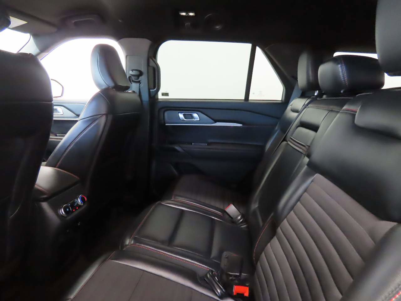 Used 2025 Ford Explorer ST-Line w/ Premium Package AWD/4WD image 17