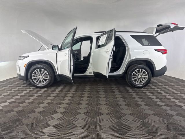 Used 2023 Chevrolet Traverse LT image 3