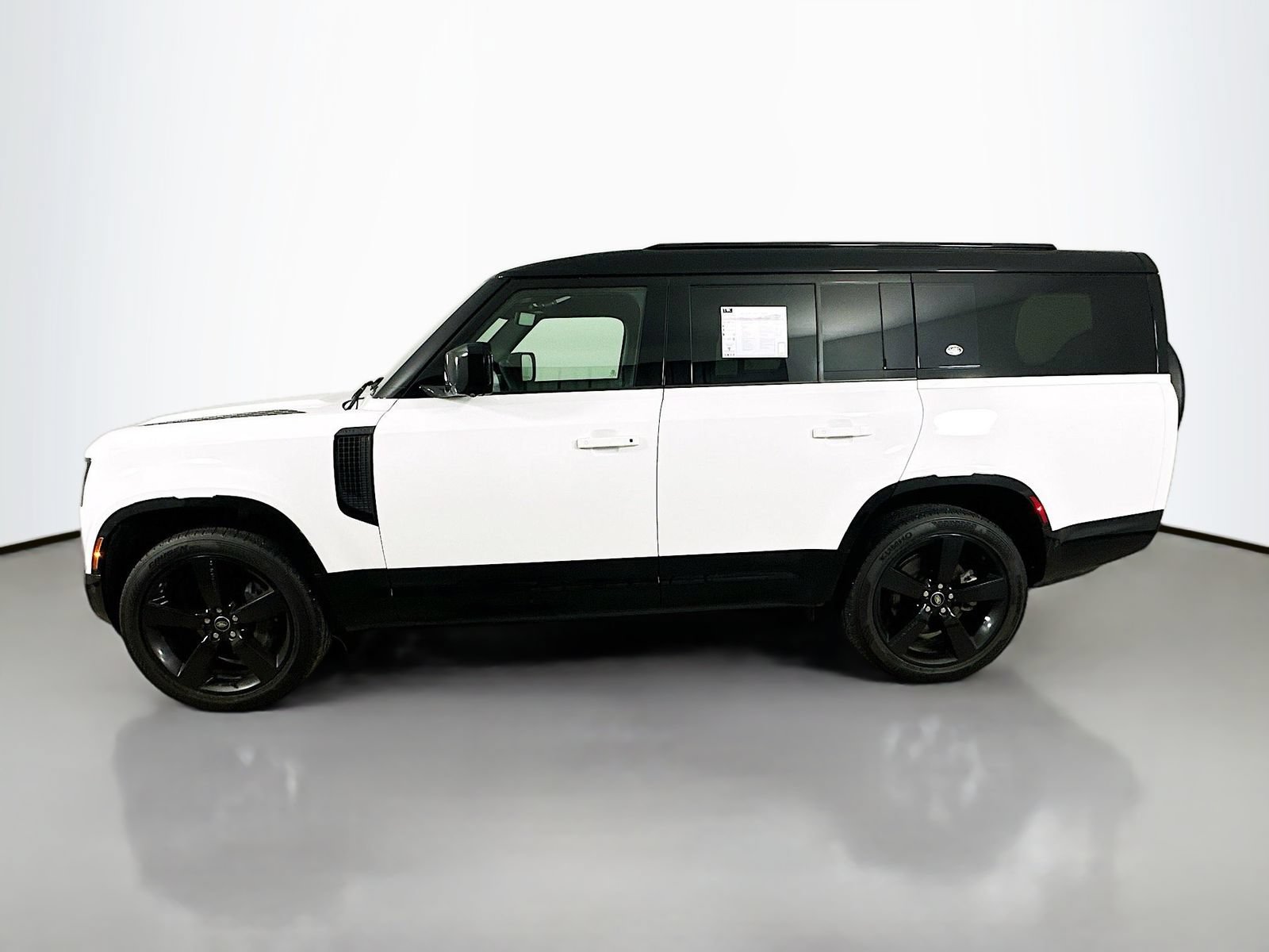 Used 2024 Land Rover Defender 130 X-Dynamic SE AWD/4WD image 8