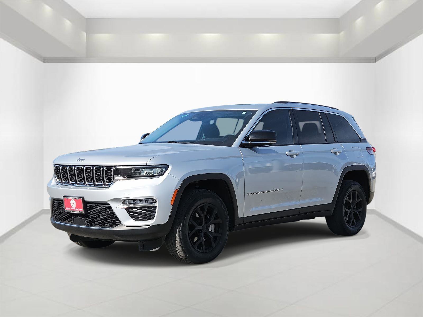 Used 2022 Jeep Grand Cherokee Limited image 3
