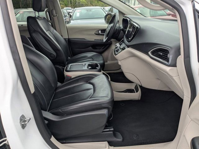 Used 2023 Chrysler Pacifica Touring-L image 27