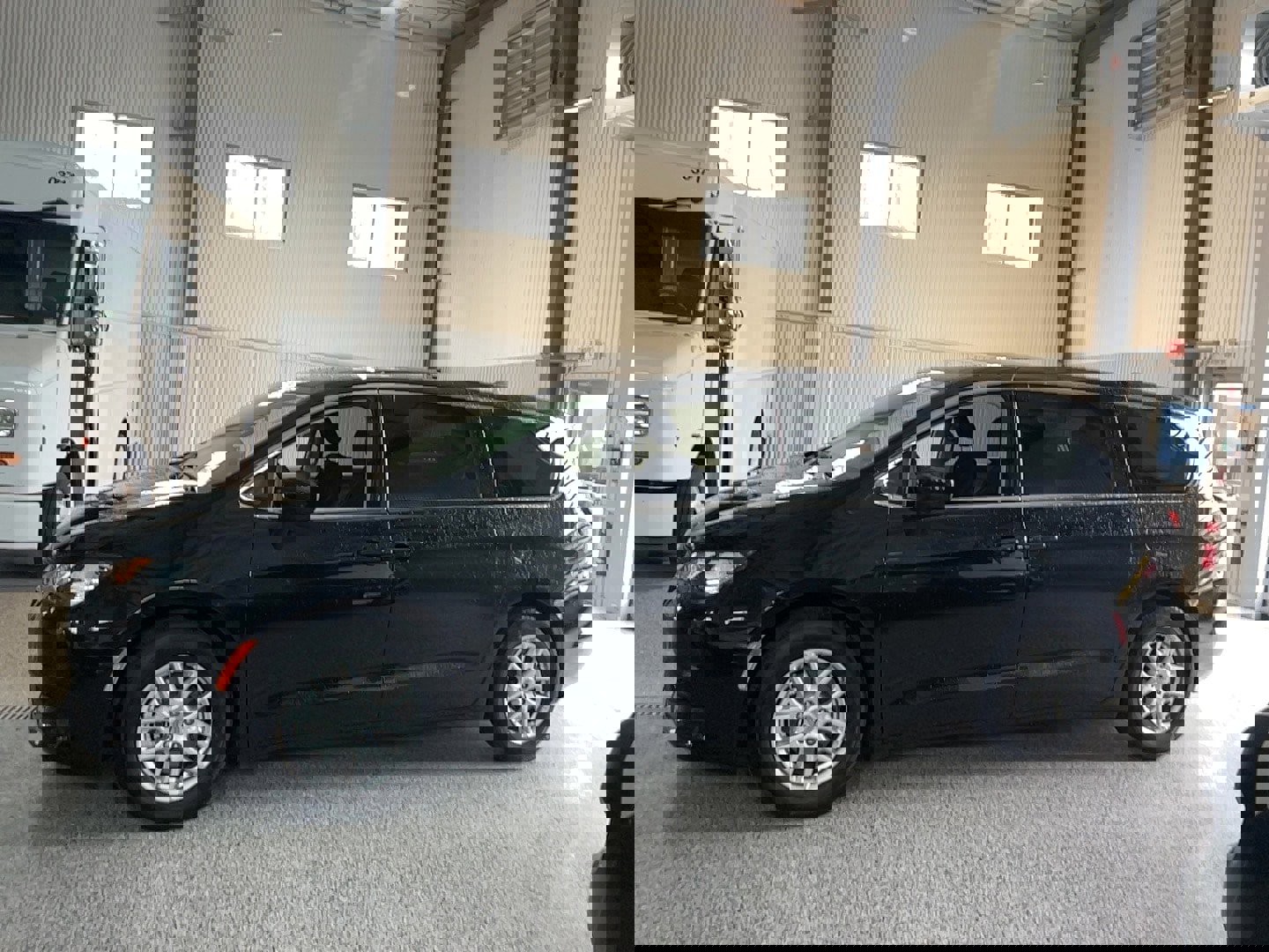 Used 2022 Chrysler Voyager LX image 3