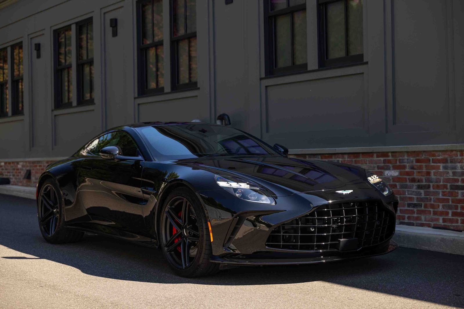 Used 2025 Aston Martin V8 Vantage Coupe RWD image 34