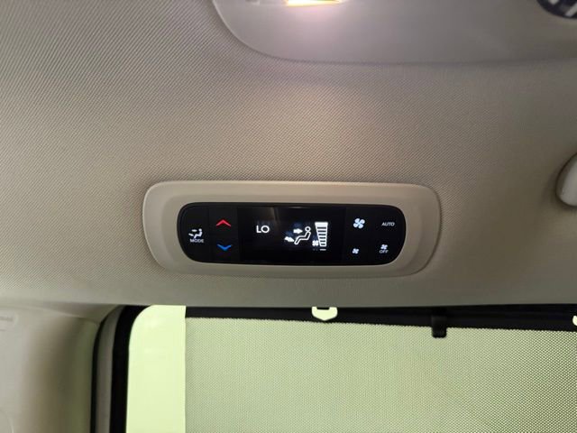 Used 2023 Chrysler Pacifica Touring-L image 26