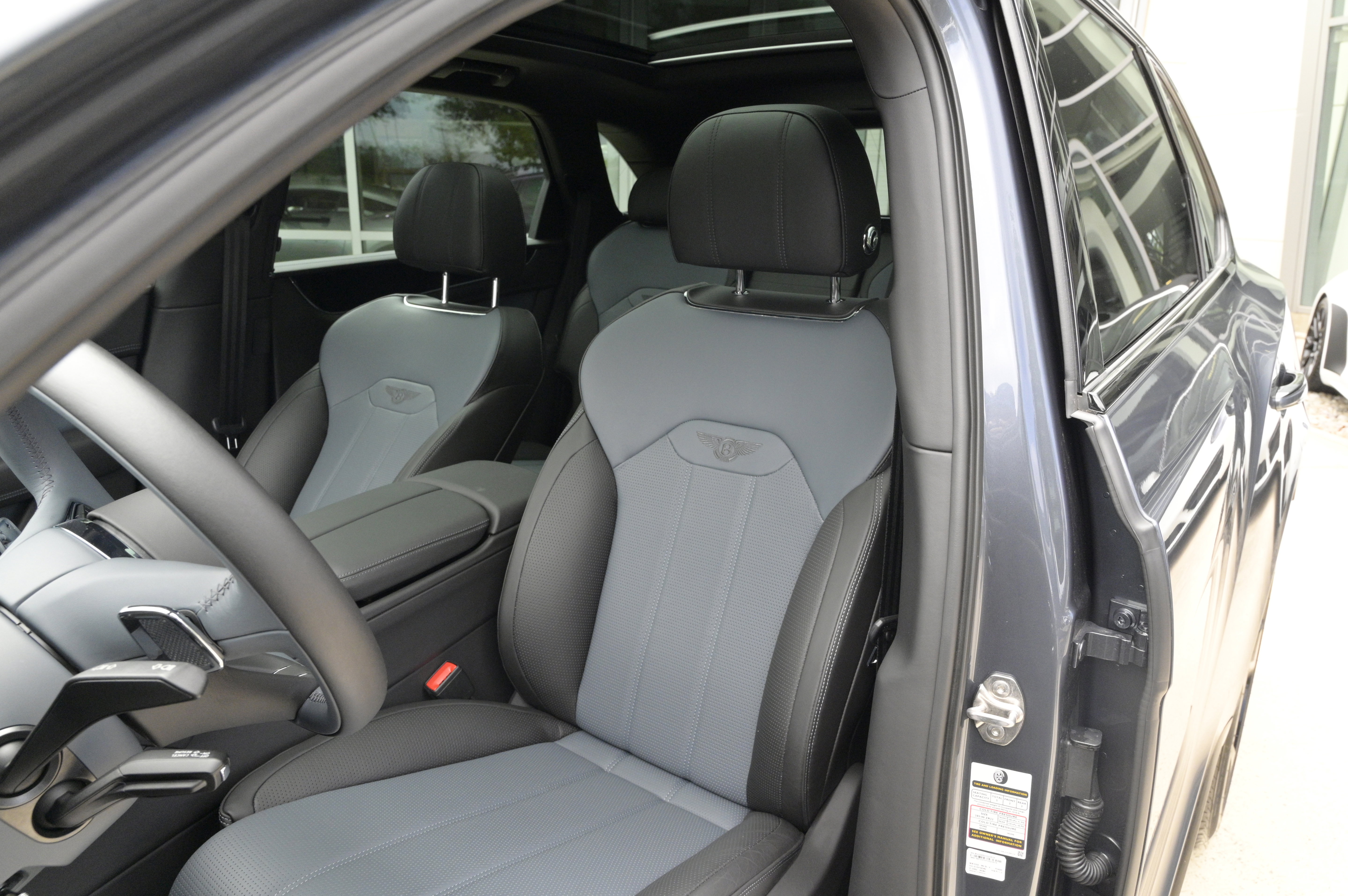 Used 2021 Bentley Bentayga AWD/4WD image 23