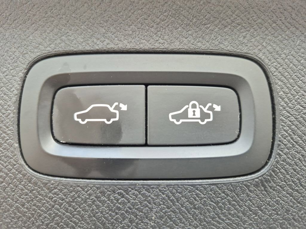 Used 2017 Volvo XC90 T8 Inscription w/ Vision Package image 16