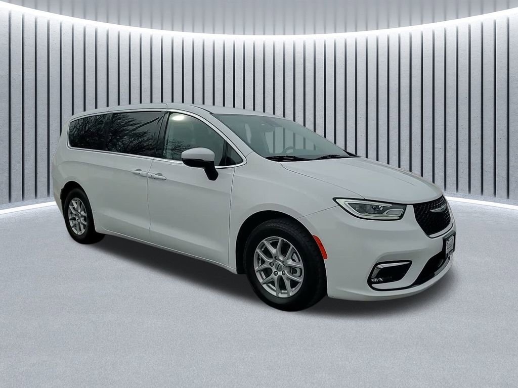 Used 2023 Chrysler Pacifica Touring-L image 3