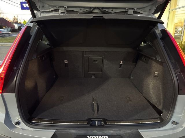 Used 2025 Volvo XC40 B5 Plus image 12