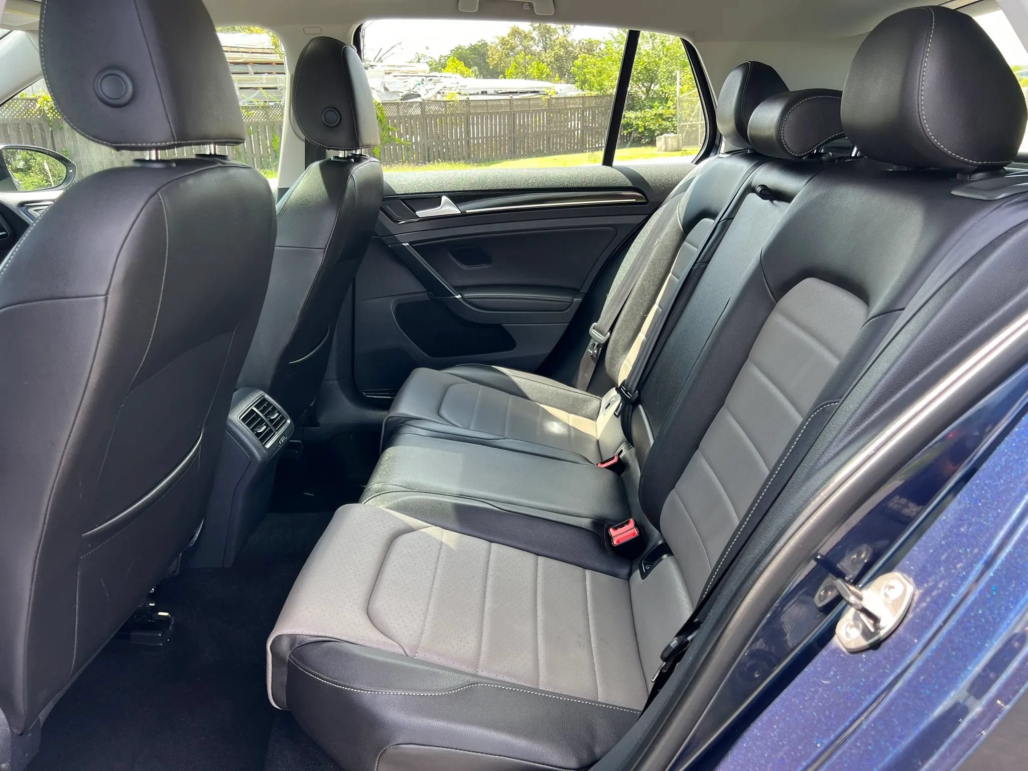 Used 2015 Volkswagen Golf 4-Door FWD image 17