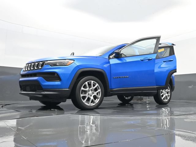 Used 2024 Jeep Compass Latitude w/ Sun and Sound Group AWD/4WD image 34