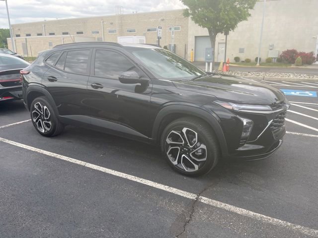 Used 2025 Chevrolet Trax RS w/ Sunroof Package FWD image 2