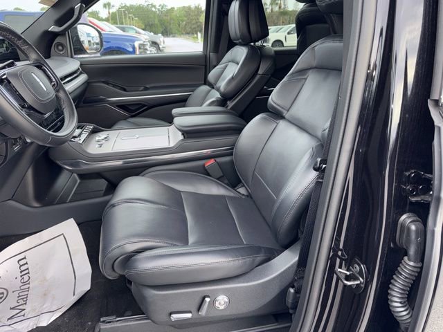 Used 2025 Lincoln Navigator Reserve w/ Jet Appearance Package image 9