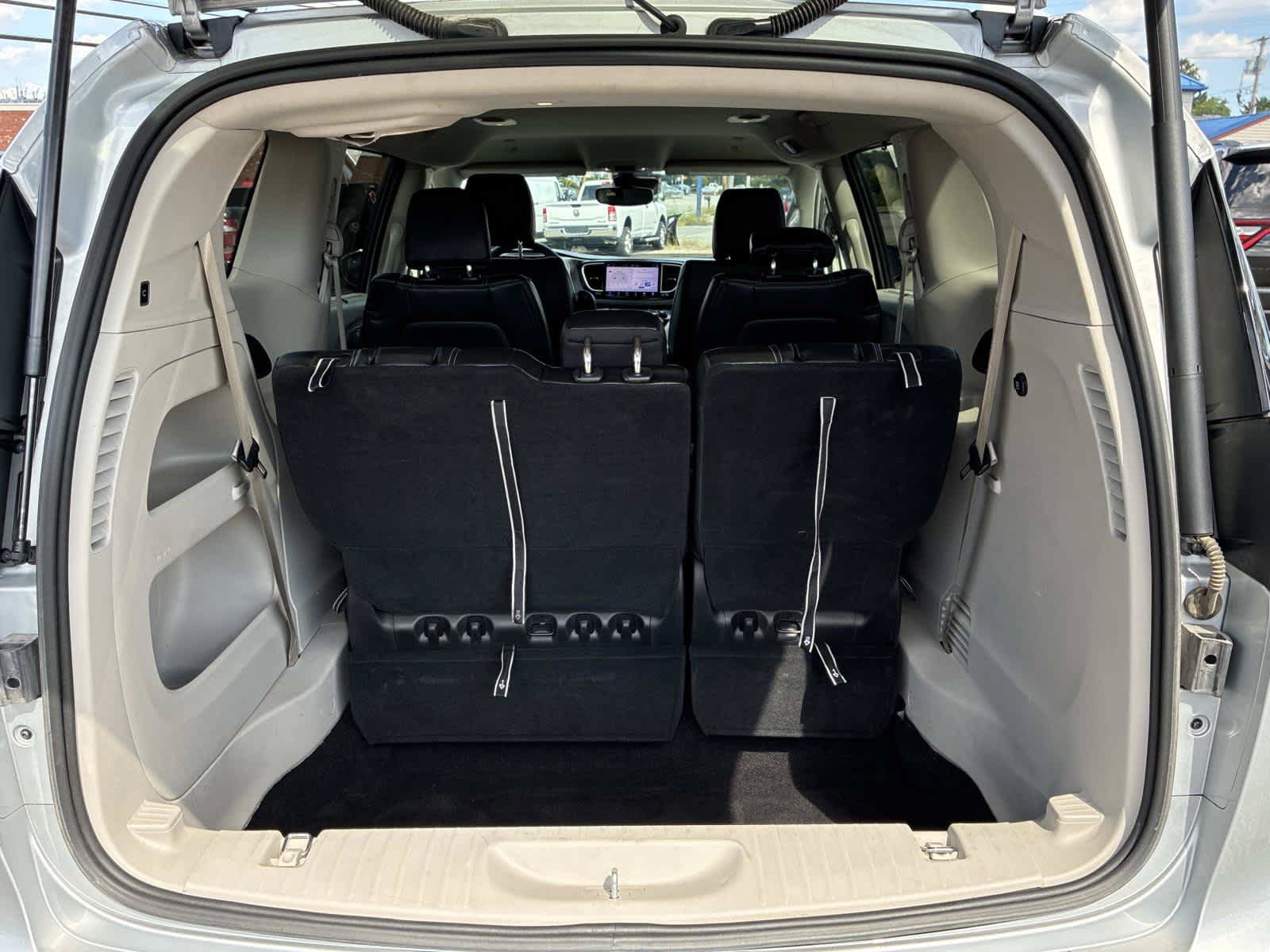 Certified 2024 Chrysler Pacifica Touring-L FWD image 12