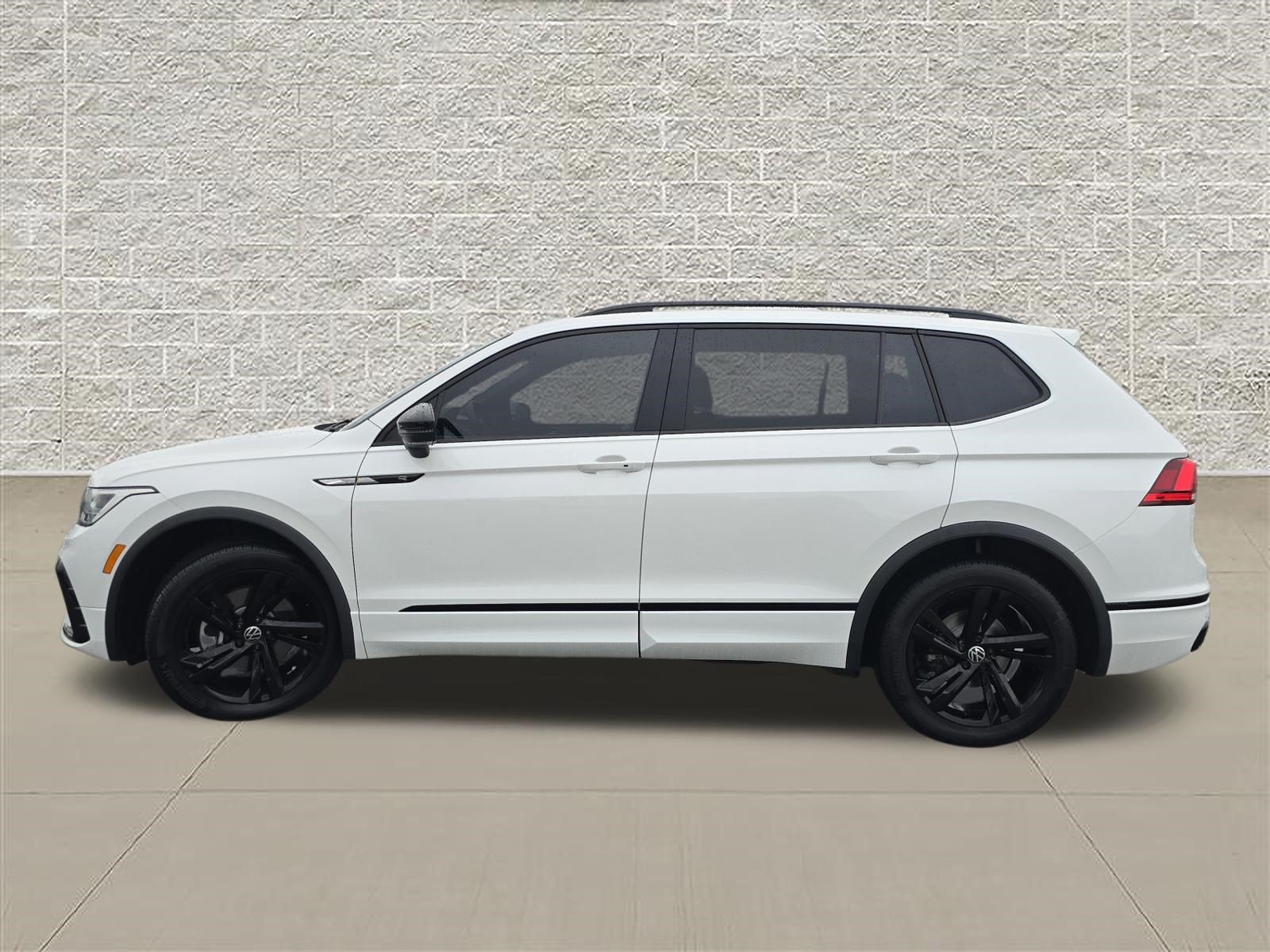Certified 2023 Volkswagen Tiguan SE R-Line AWD/4WD image 4