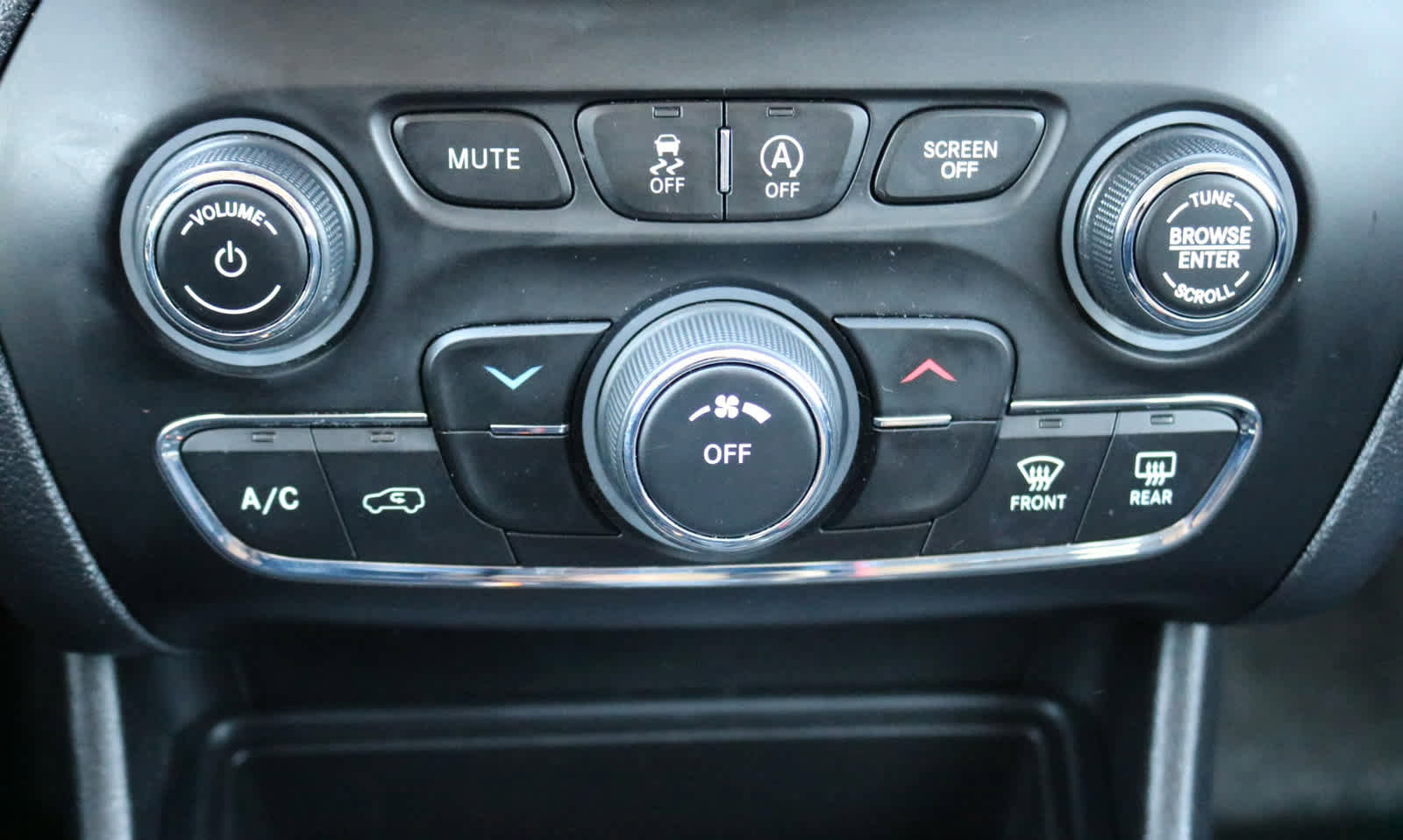 Used 2020 Jeep Cherokee Latitude AWD/4WD image 18