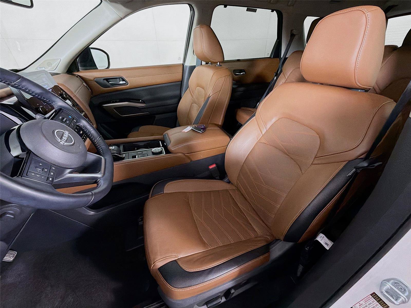 Used 2023 Nissan Pathfinder Platinum AWD/4WD image 2