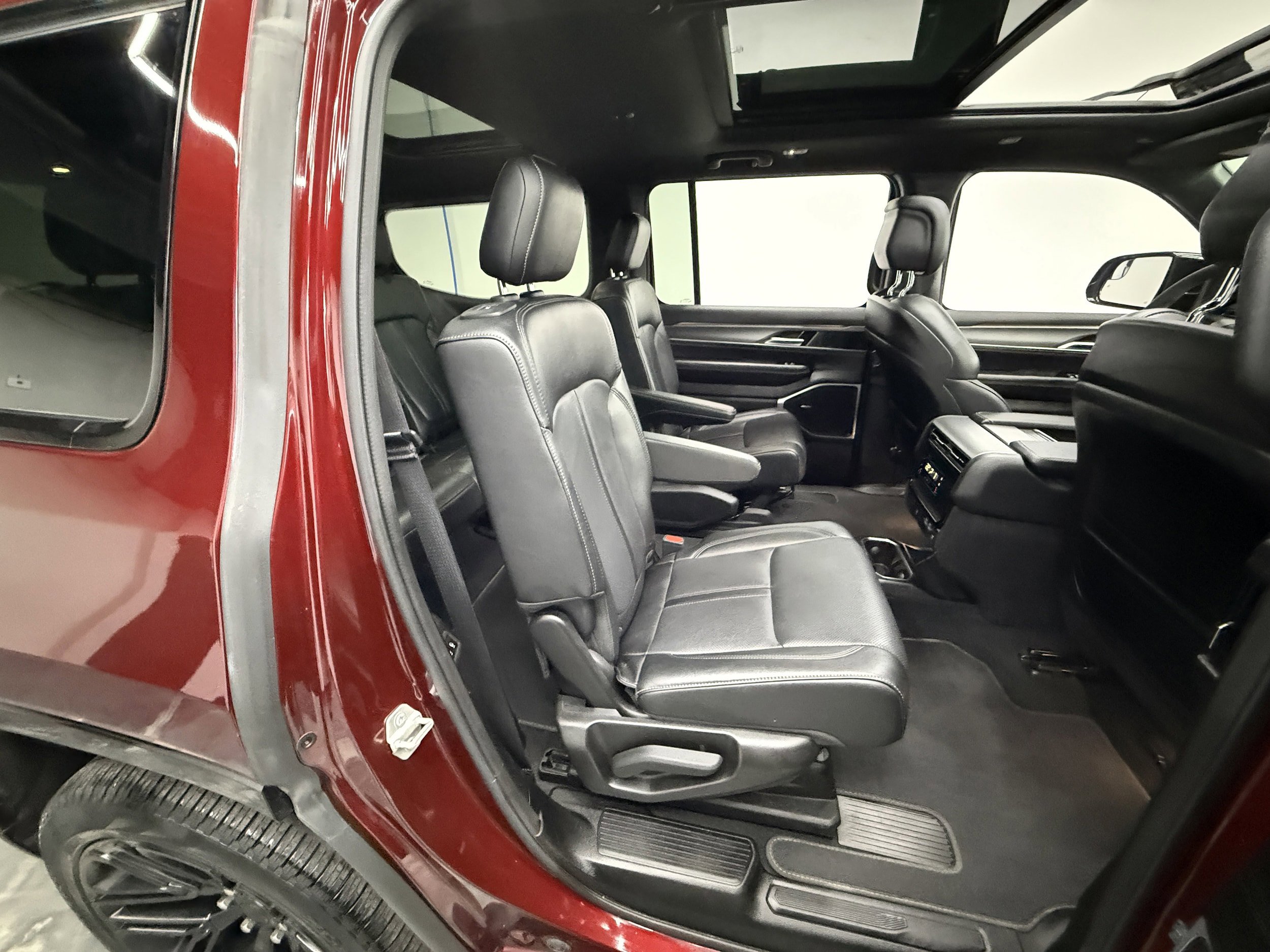 Used 2024 Jeep Wagoneer Series II AWD/4WD image 27