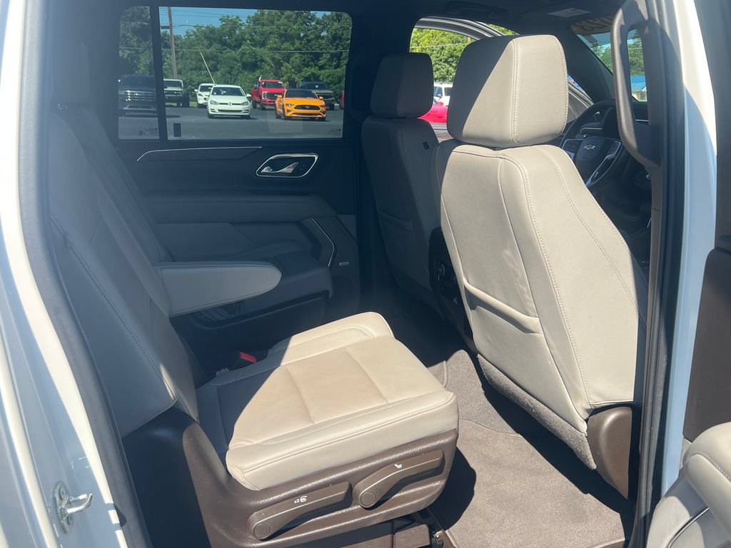Used 2022 Chevrolet Suburban LT w/ Luxury Package AWD/4WD image 28