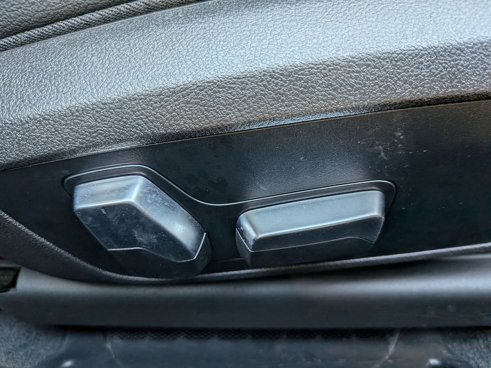 Used 2023 BMW 330i Sedan w/ Driving Assistance Package image 40