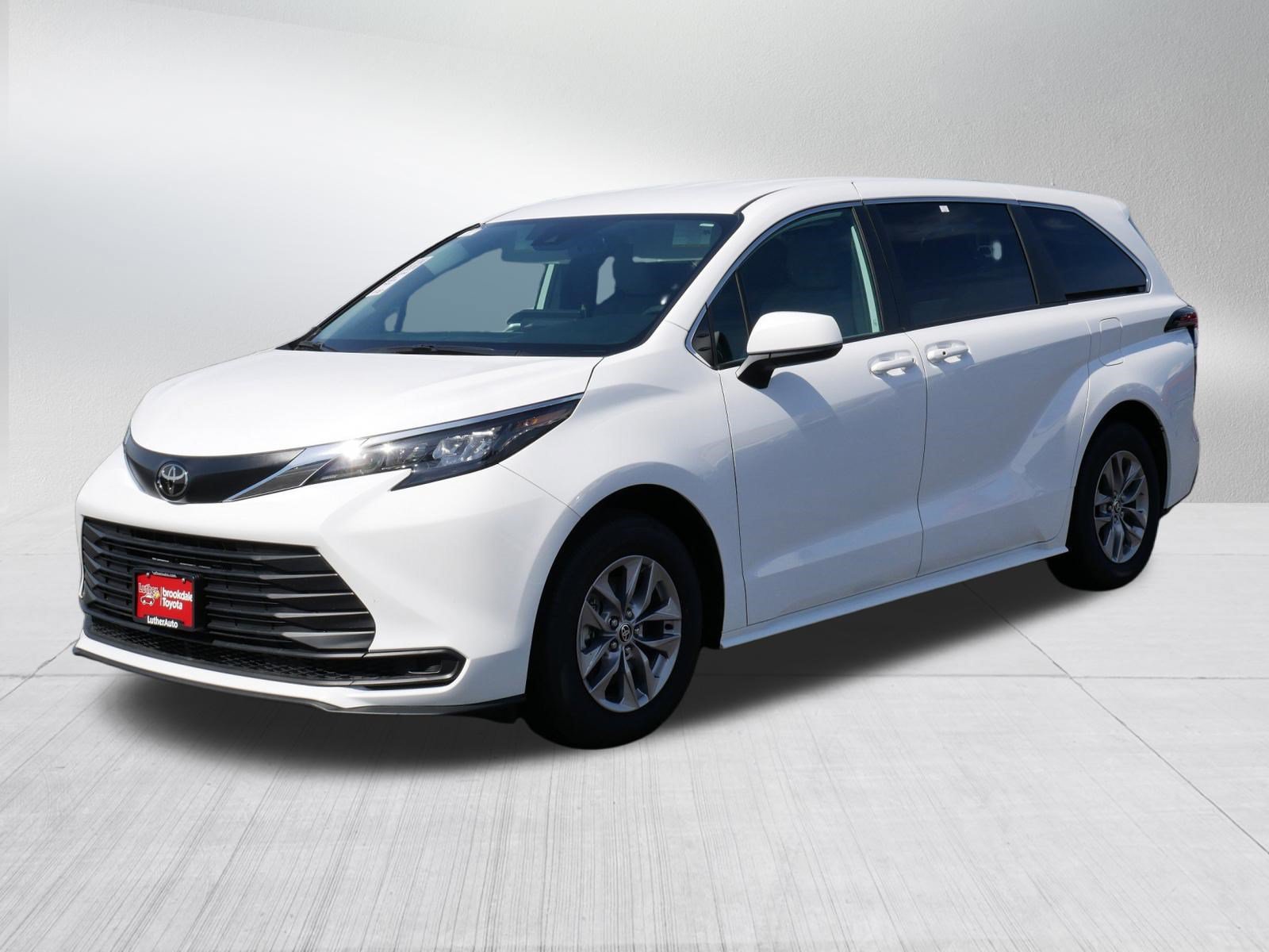 Certified 2026 Toyota Sienna LE FWD image 3