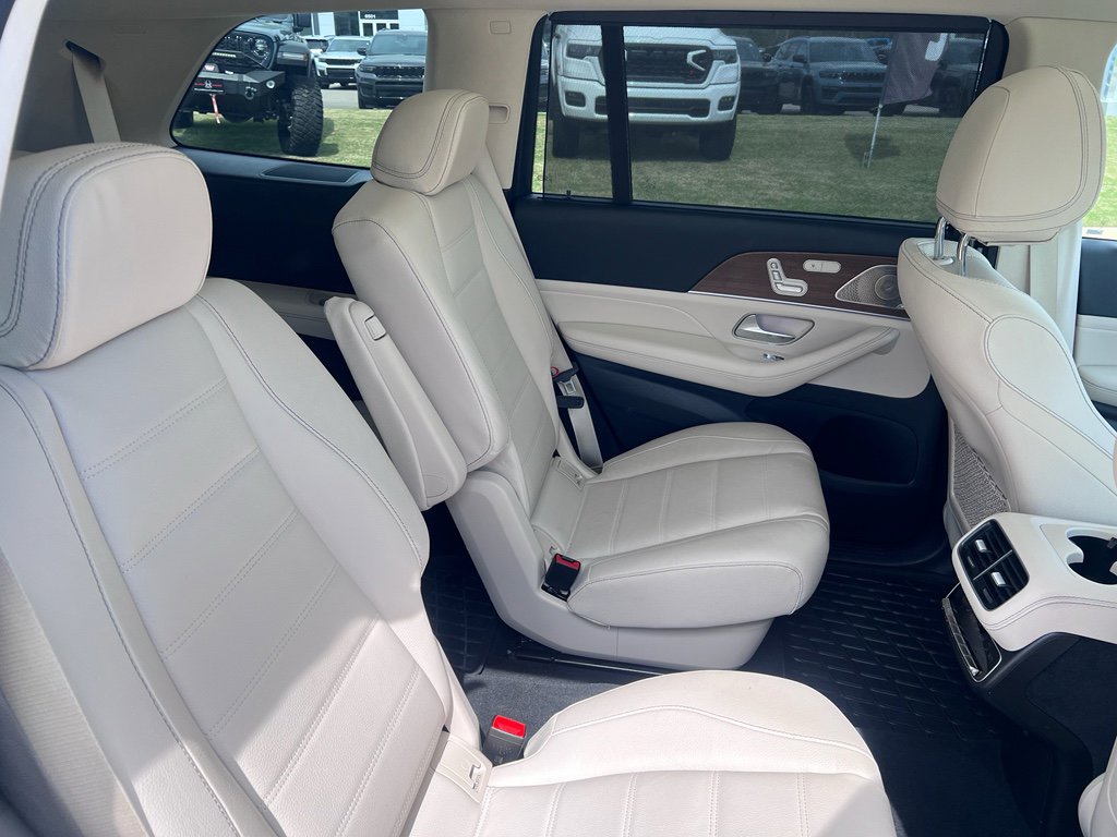 Used 2025 Mercedes-Benz GLS 450 4MATIC image 16