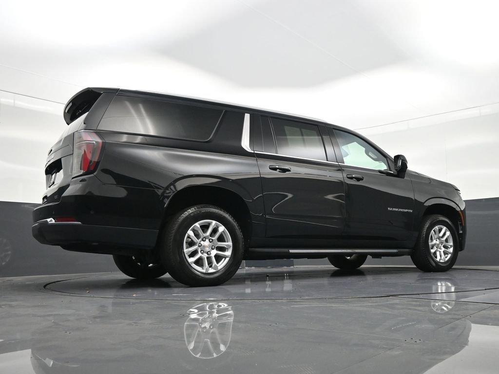 Used 2025 Chevrolet Suburban LT image 32