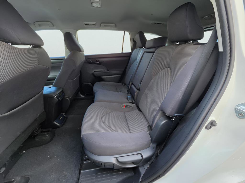 Used 2021 Toyota Highlander LE AWD/4WD image 21