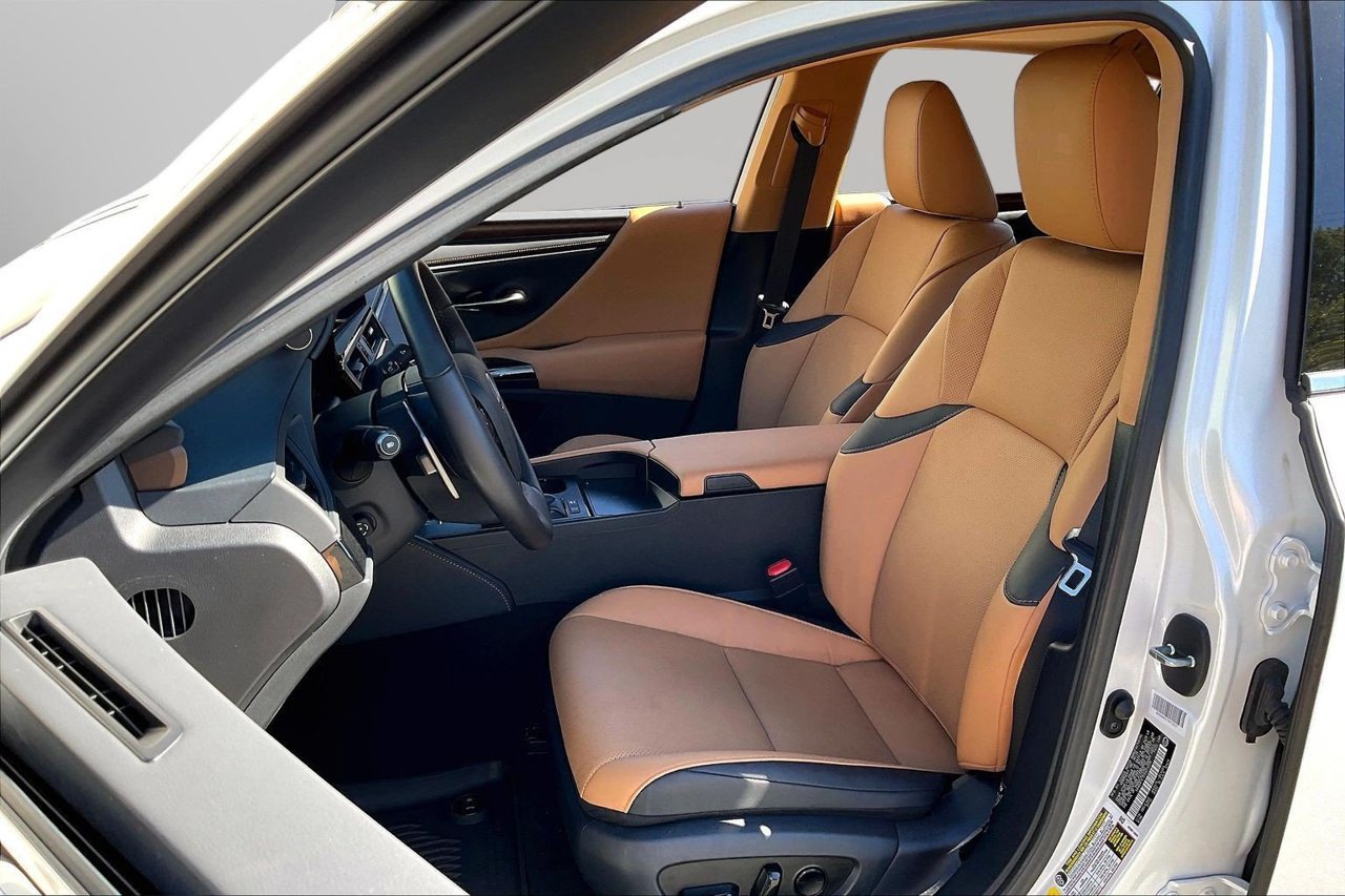 Used 2025 Lexus ES 300h w/ Premium Package FWD image 22
