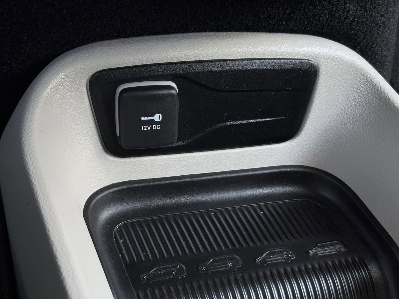 Used 2024 Chrysler Voyager LX image 23