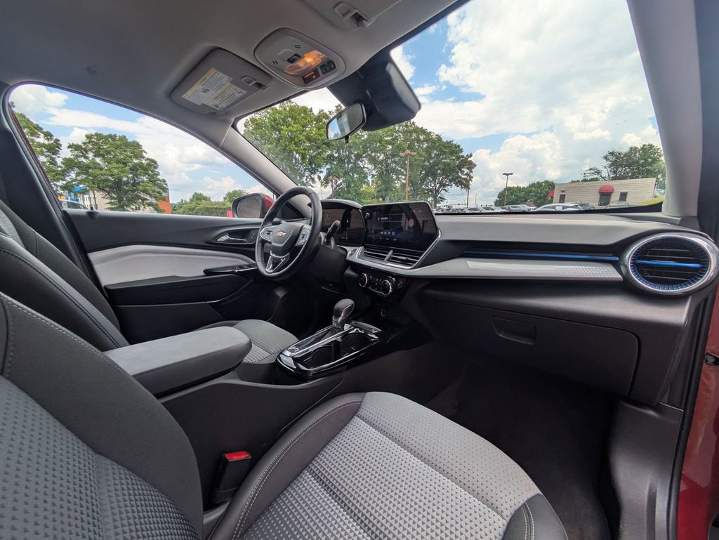 Used 2025 Chevrolet Trax LT w/ LT Convenience Package FWD image 30