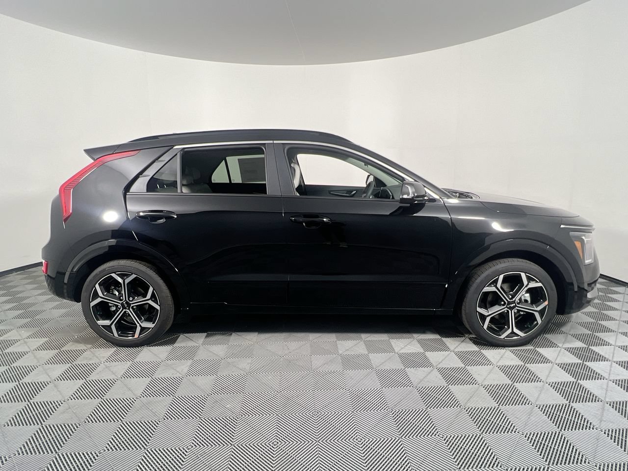 Certified 2025 Kia Niro EX Touring FWD image 2